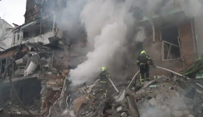  Під завалами зруйнованого російськими ударами будинку в Харкові знайшли тіло дитини — мер