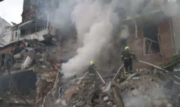  Під завалами зруйнованого російськими ударами будинку в Харкові знайшли тіло дитини — мер