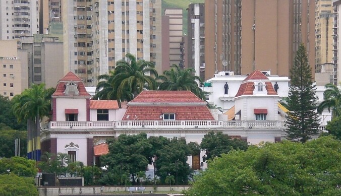 Возле президентского дворца Венесуэлы открыли огонь после пролета беспилотников