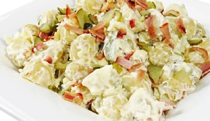 Захочеться ще: як приготувати салат з ковбасою та маринованими грибами