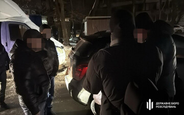 Правоохоонці затримали киянина, який вимагав $100 тис. у посадовця ТЦК 