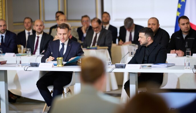 Зеленский в Париже показывал европейцам, какие системы ПВО срочно нуждаются в ракетах