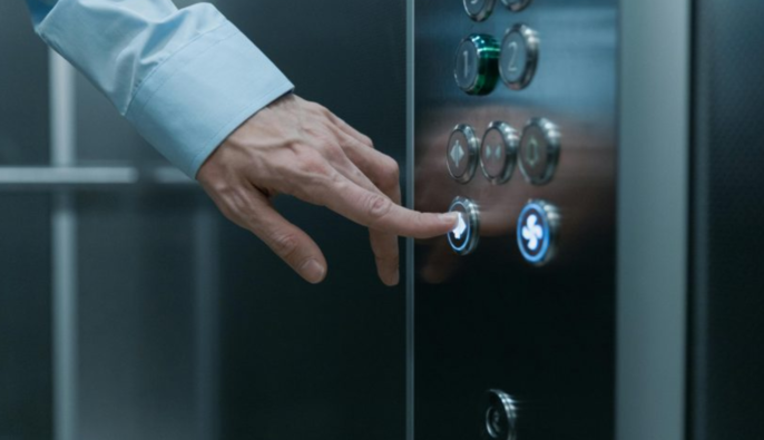 В Киеве с 30 этажа сорвался лифт в бизнес-центре Gulliver: есть пострадавший