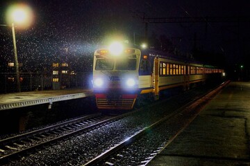 Укрзалізниця: у Запоріжжі рух поїздів відновили, у Дніпрі працює резервна теплотяга