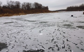 У Києві врятували рибалку, який провалився під лід