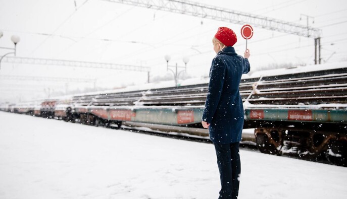 Укрзалізниця: через обледеніння мережі поїзди запізнюються на 6 годин