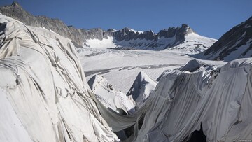 Во французских Альпах несколько сотен автомобилей оказались заблокированы на дороге к горнолыжным курортам