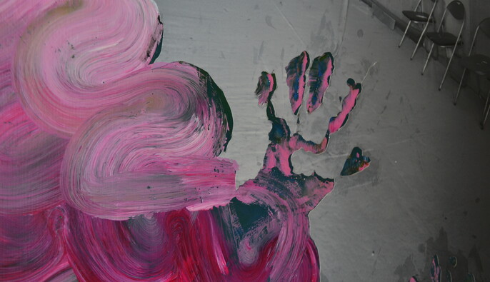 "Этот цветок похож на дрон": в Киеве открылась экспозиция датского художника Эске Туборга