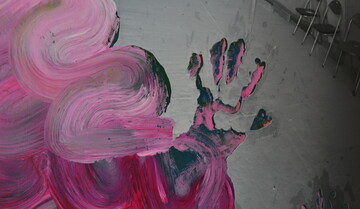 "Ця квітка схожа на дрон": у Києві відкрилась експозиція данського митця Еске Туборга