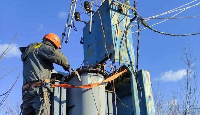 «Новий антирекорд». За тиждень енергетики повернули електрику 2 млн сімей після обстрілів - ДТЕК