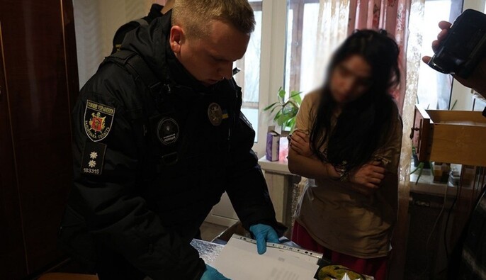 У Запоріжжі 22-річну жінку підозрюють у продажі своєї місячної доньки: дитину знайшли в Ужгороді