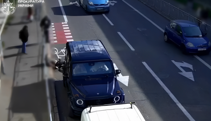 В Киеве будут судить водителя Mercedes за избиение велосипедиста на Подоле
