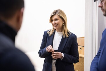 Прикраса з історією: Олена Зеленська вразила символічними сережками під час візиту до Чернігова