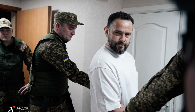 Суд продлил Дубинскому содержание под стражей, но впервые разрешил выйти под залог