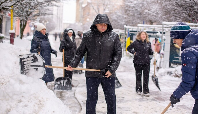 Піар чи традиція? Марцінків пояснив, чому чиновники міськради прибирали сніг в Івано-Франківську