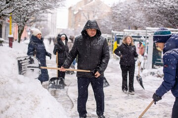 Пиар или традиция? Марцинков объяснил, почему чиновники горсовета убирали снег в Ивано-Франковске
