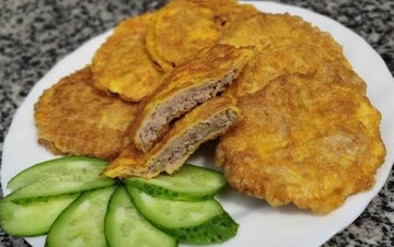 Розлетяться за лічені хвилини: як приготувати соковиті вафельні бризолі з фаршем