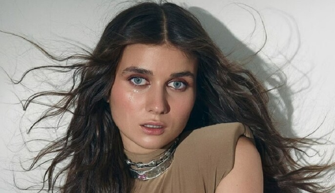 "CATHARTICUS": Jerry Heil спела на латыни и поразила философским клипом