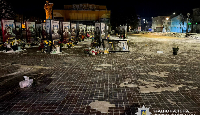 В Ровно женщина опрокинула портреты погибших защитников на Майдане Независимости