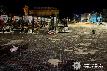 У Рівному жінка перекинула портрети загиблих захисників на Майдані Незалежності