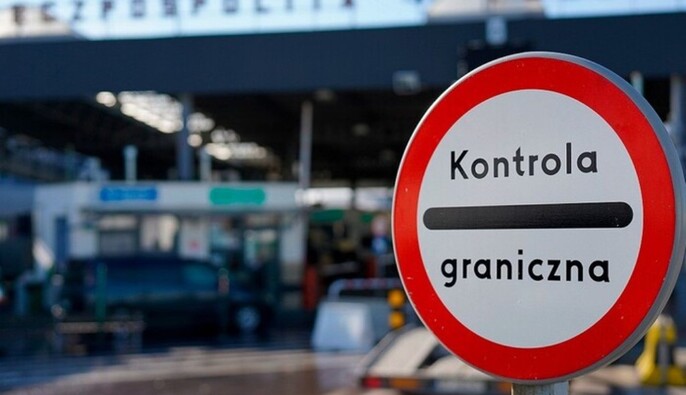 На кордоні з Польщею призупинили оформлення заповнених вантажівок