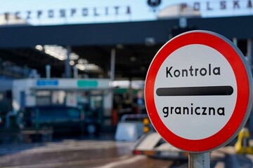 На кордоні з Польщею призупинили оформлення заповнених вантажівок