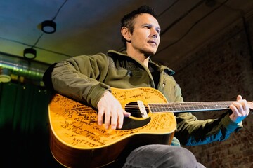 "Красивий і сонячний": Святослав Вакарчук зробив селфі у Харкові та згадав про війну