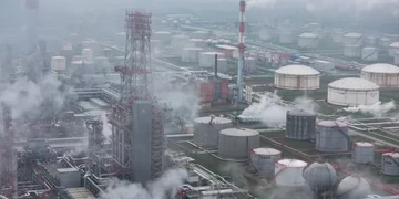 Угорська MOL домовилася з "Газпромом" про купівлю-продаж сербського НПЗ під санкціями