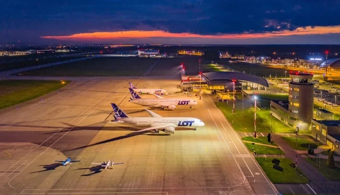 Польські аеропорти зупиняли рейси через атаки РФ по Україні