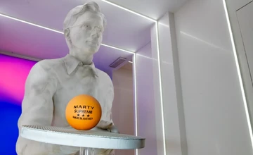 Триметрова скульптура персонажа Тімоті Шаламе з "Марті Супрім" з'явилася в Національному музеї кіно Італії