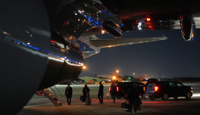 Самолет Трампа вернулся в США после взлета в Давос из-за проблем с электропроводкой