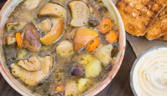 "Насичує і змушує взяти добавку": як приготувати смачну грибну юшку