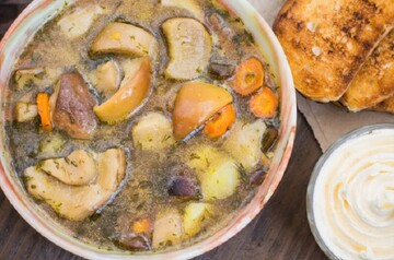 "Насичує і змушує взяти добавку": як приготувати смачну грибну юшку