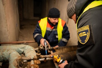 Кабмин вводит дополнительные выплаты работникам аварийно-ремонтных бригад — Кулеба