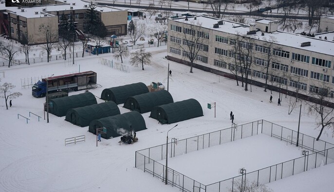В Киеве развернули большие пункты обогрева: внутри есть спальные места — фоторепортаж