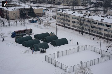 В Киеве развернули большие пункты обогрева: внутри есть спальные места — фоторепортаж