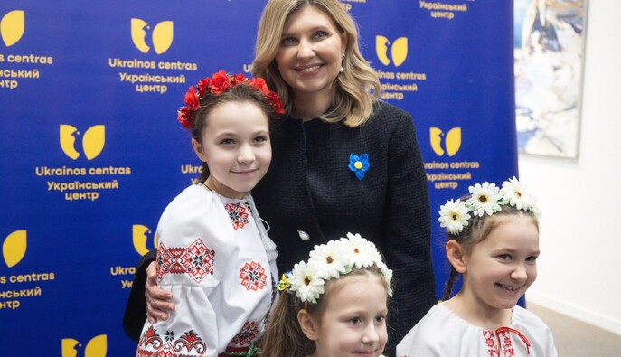 Елена Зеленская в сдержанном черном костюме посетила украинский центр в Литве