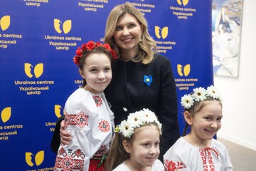 Елена Зеленская в сдержанном черном костюме посетила украинский центр в Литве