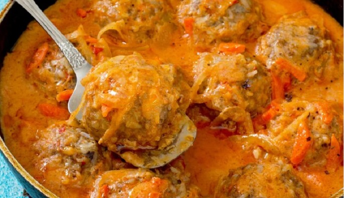 Идеальные для семейного ужина: как приготовить сочные тефтели в томатном соусе