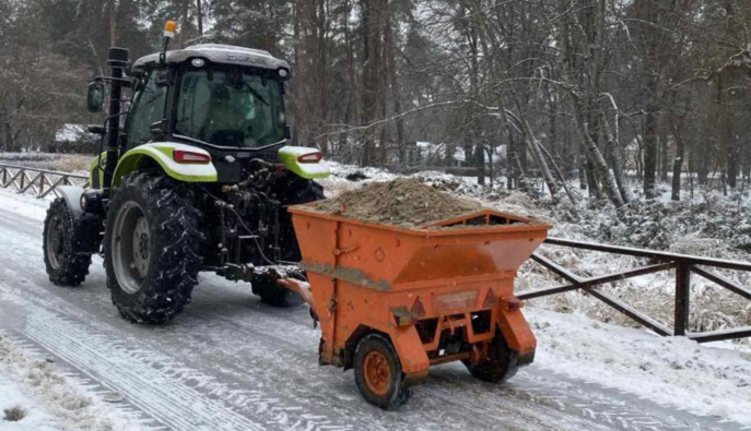 Ожеледиця в Києві: на вулицях столиці працює майже 200 одиниць спецтехніки