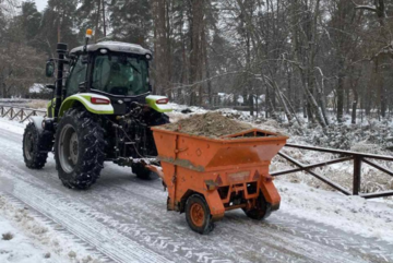 Ожеледиця в Києві: на вулицях столиці працює майже 200 одиниць спецтехніки