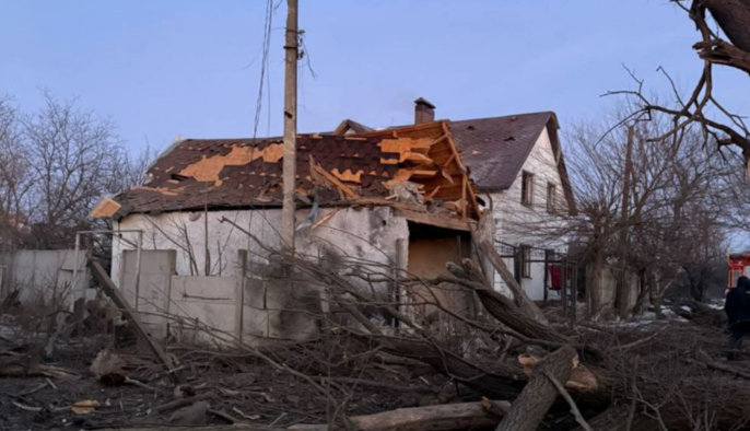 В результате попадания по частному сектору в Славянске погибли два человека