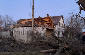 В результате попадания по частному сектору в Славянске погибли два человека