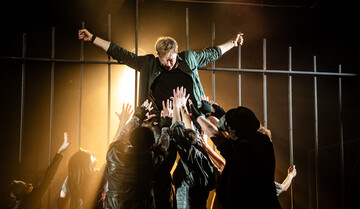 Вистава "Я бачу, вас цікавить пітьма" гастролюватиме в 13-ти містах України – де й коли відбудуться покази