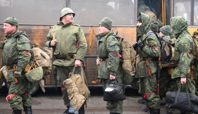 Росія пропонує грошові бонуси, звільняє в'язнів і заманює іноземців, щоб поповнити свої війська в Україні, — AP