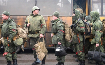 Россия предлагает денежные бонусы, освобождает заключенных и привлекает иностранцев, чтобы пополнить свои войска в Украине, — AP