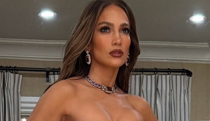 "Період щасливої енергії": Дженніфер Лопес показала, як робить собі мейкап