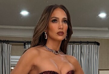 "Період щасливої енергії": Дженніфер Лопес показала, як робить собі мейкап