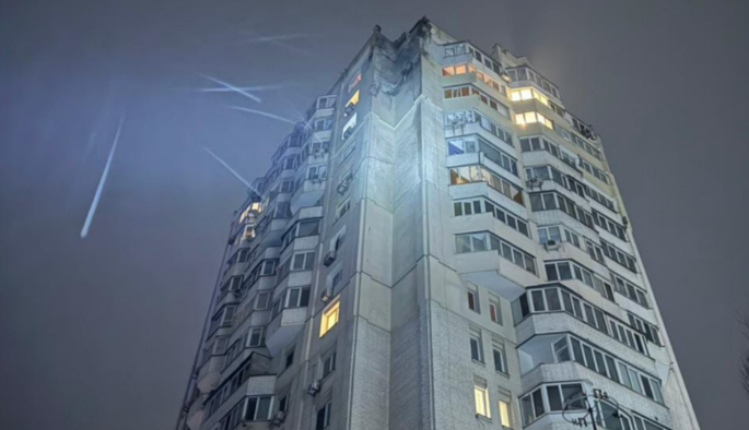 КМВА: у Києві працювала ППО, пошкоджено покрівлю багатоповерхівки