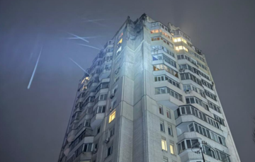 КМВА: у Києві працювала ППО, пошкоджено покрівлю багатоповерхівки